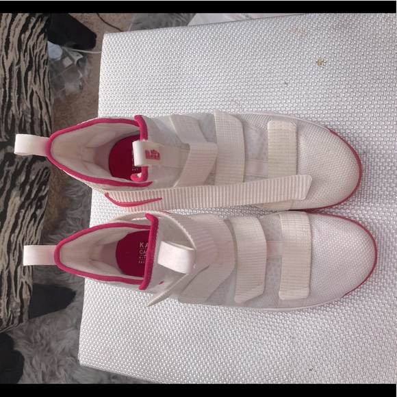 lebron james breast cancer shoes